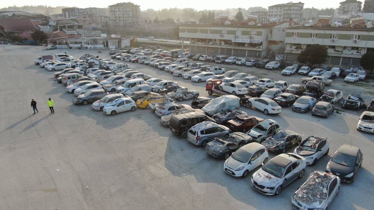 Hatay'da depremde zarar gören araçlar, araba mezarlığına götürüldü