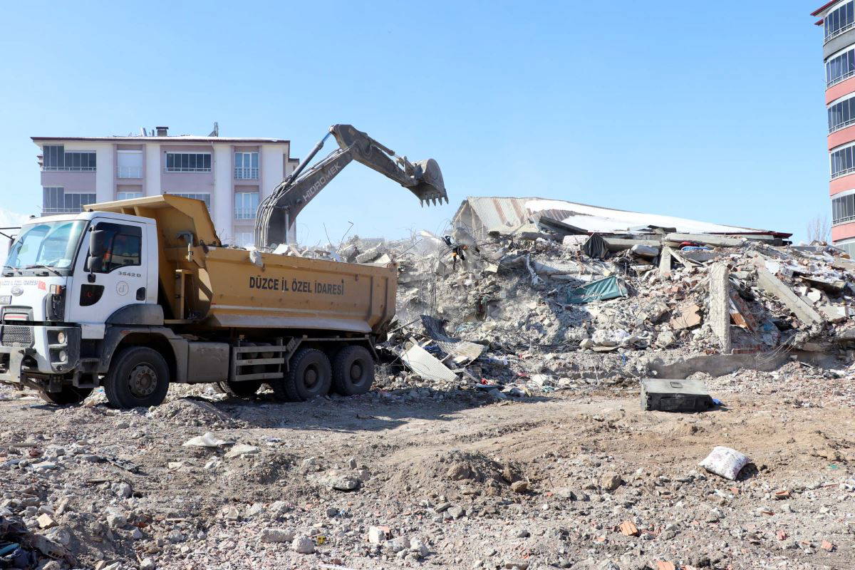 Depremde harabeye dönen mahalle dron ile havadan görüntülendi