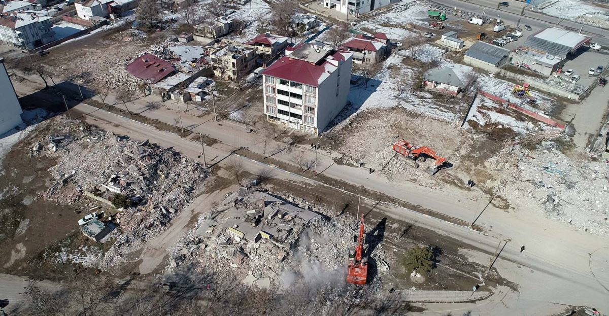 Depremde harabeye dönen mahalle dron ile havadan görüntülendi