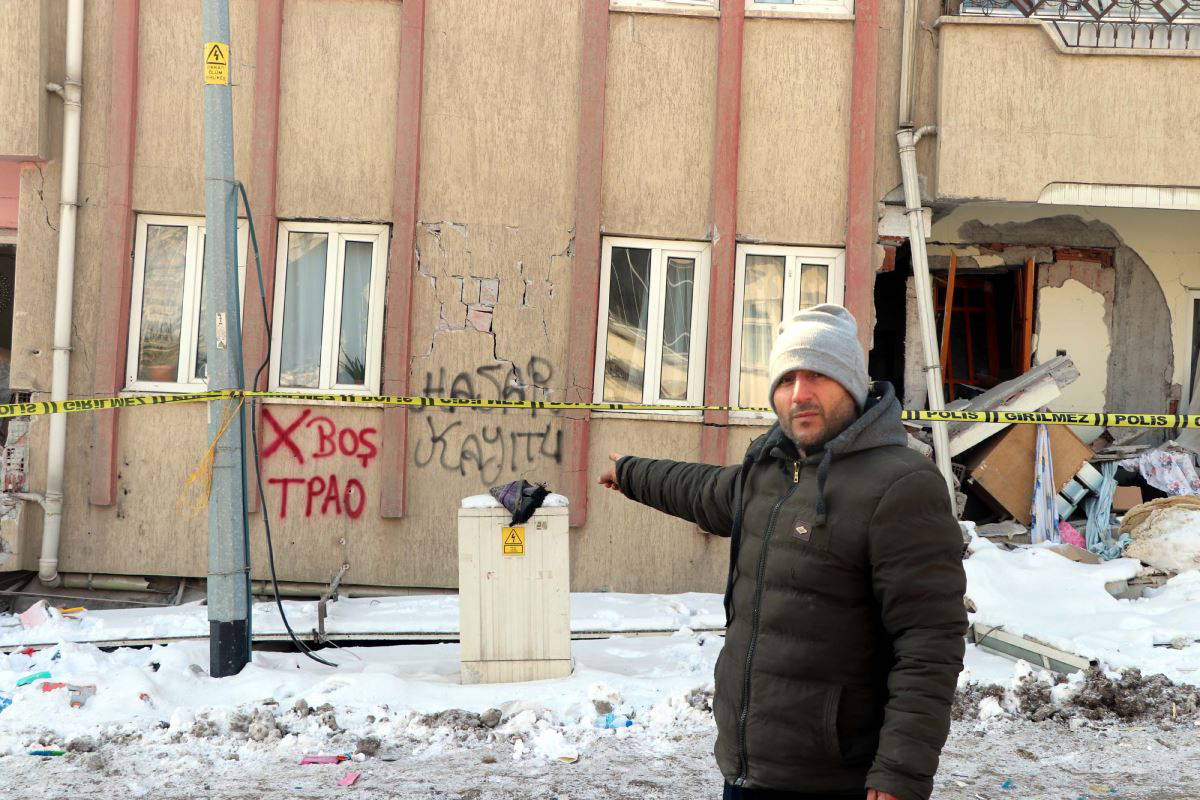 Depremde harabeye dönen mahalle dron ile havadan görüntülendi