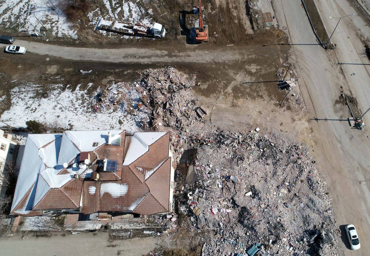 Depremde harabeye dönen mahalle drone ile havadan görüntülendi