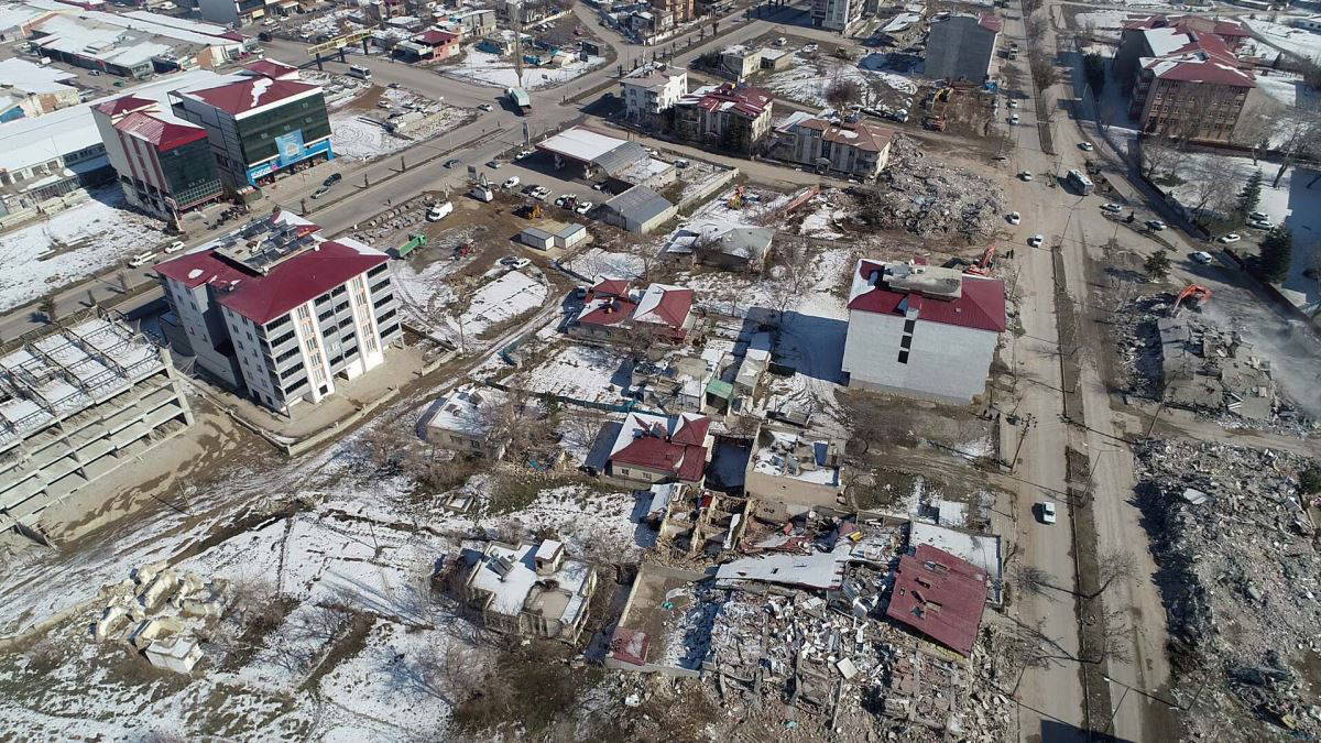 Depremde harabeye dönen mahalle drone ile havadan görüntülendi