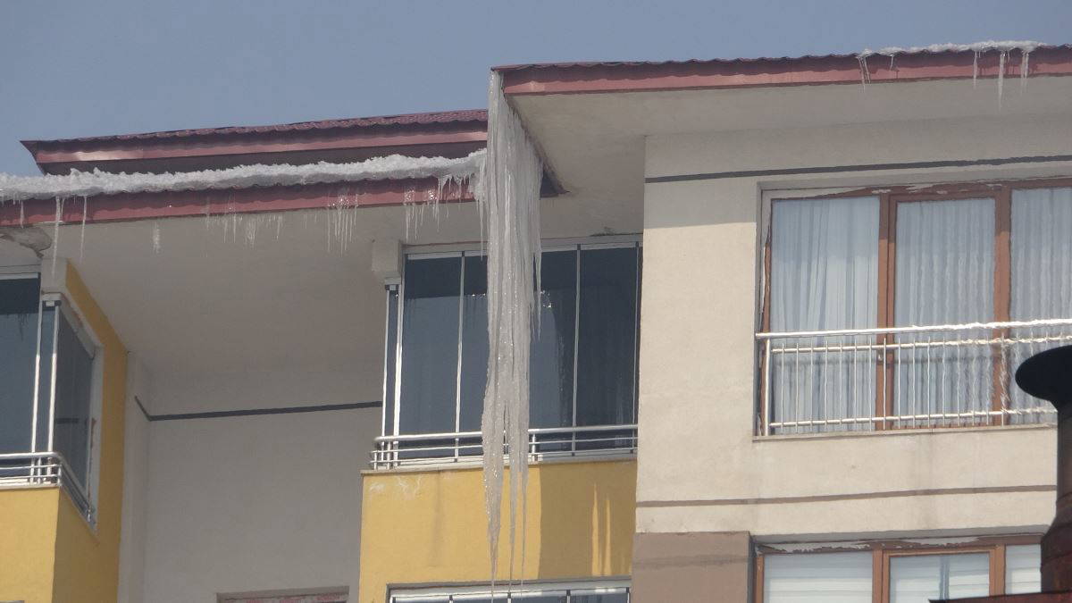 Hakkari, Yüksekova’da çatılardaki buz sarkıtları 4 metreyi buldu