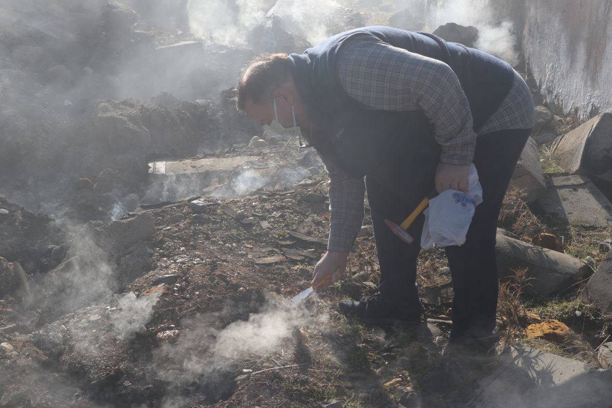 Diyarbakır’da deprem sonrası yerin altından çıkan duman 18 gündür tütüyor