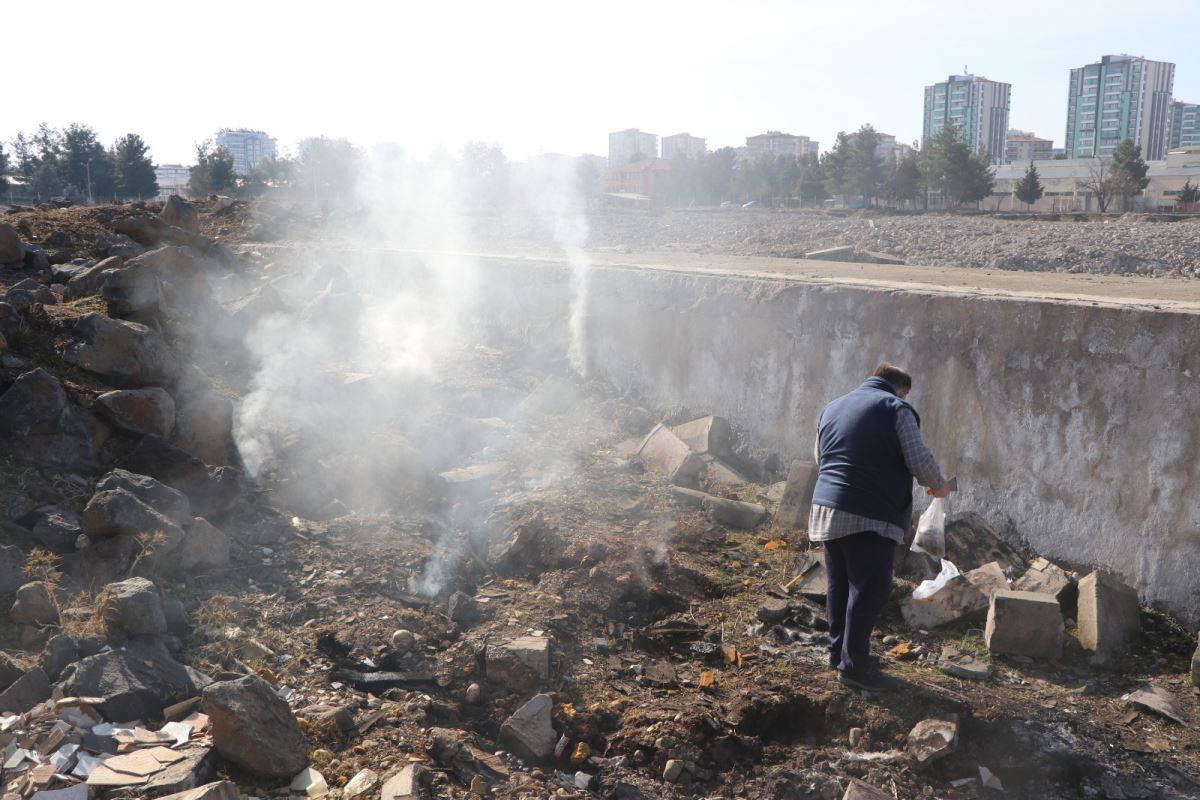 Diyarbakır’da deprem sonrası yerin altından çıkan duman 18 gündür tütüyor