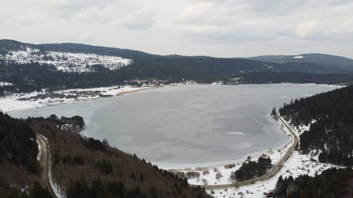 Buz tutan Abant Gölü'nden kartpostallık görüntü