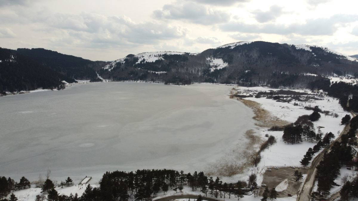 Buz tutan Abant Gölü'nden kartpostallık görüntü