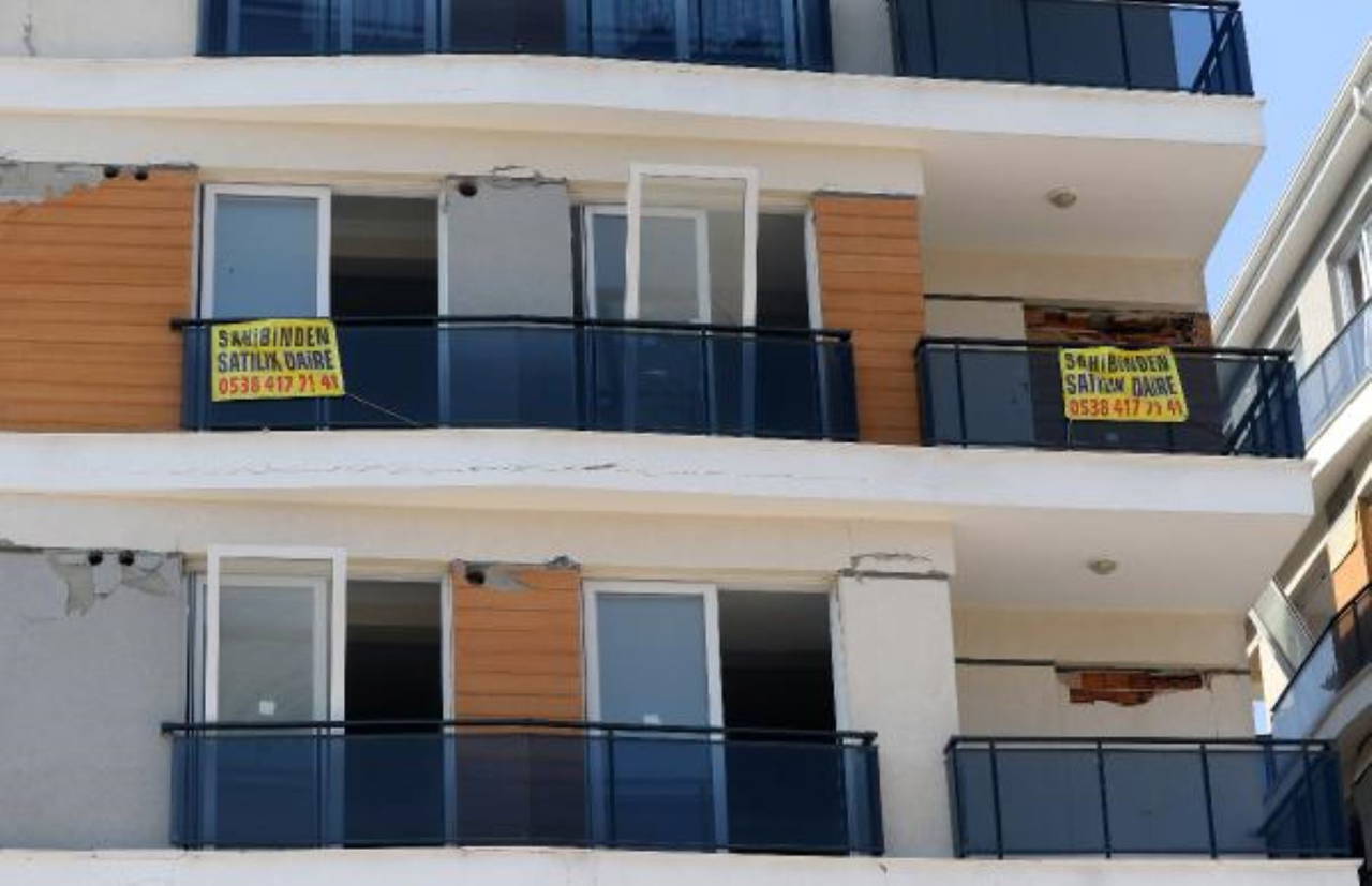Hayalet şehre dönen Hatay'dan geriye kalanlar: 'Kiralık', 'Satılık' yazılı enkazlar...