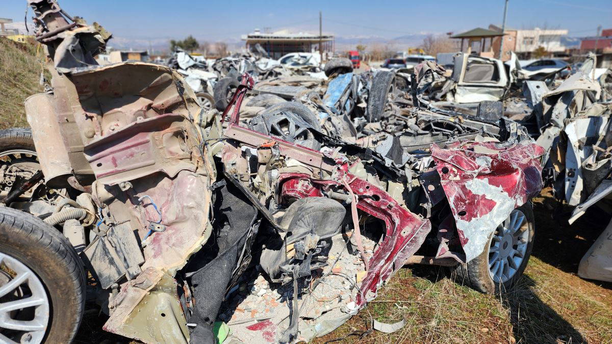 Depremden geriye kalan araçların mezarlık görüntüleri