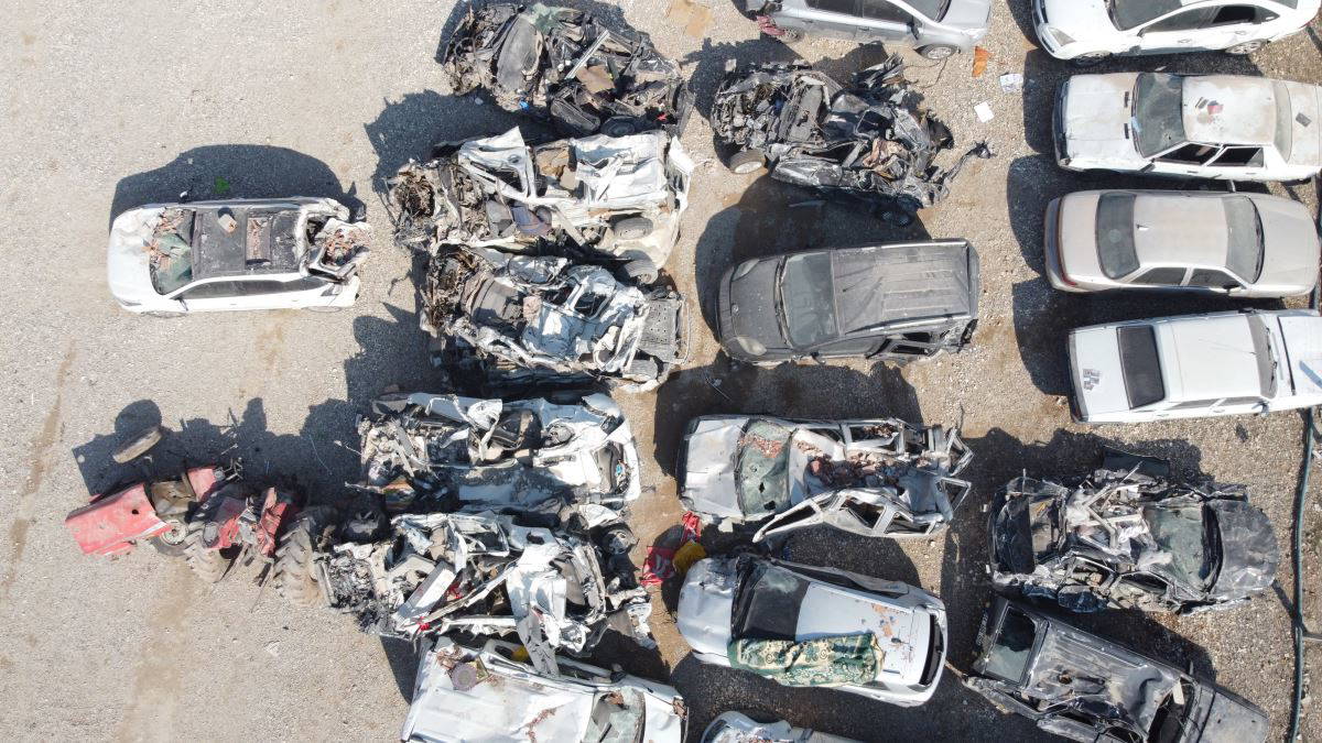 Depremden geriye kalan araçların mezarlık görüntüleri