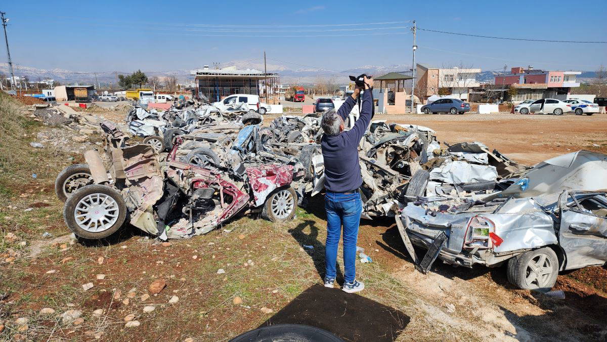 Depremden geriye kalan araçların mezarlık görüntüleri