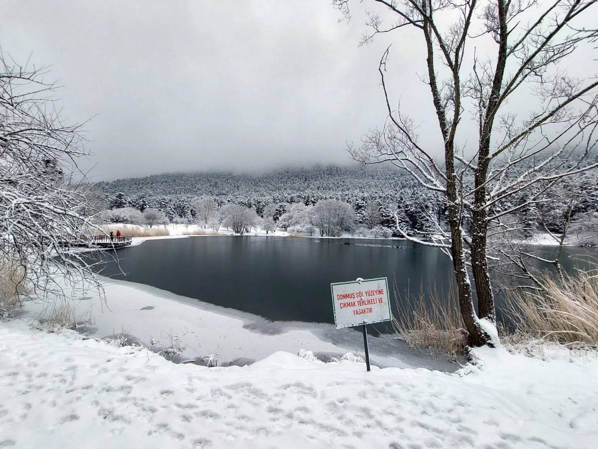Bolu Gölcük Tabiat Parkı kar yağışına teslim oldu