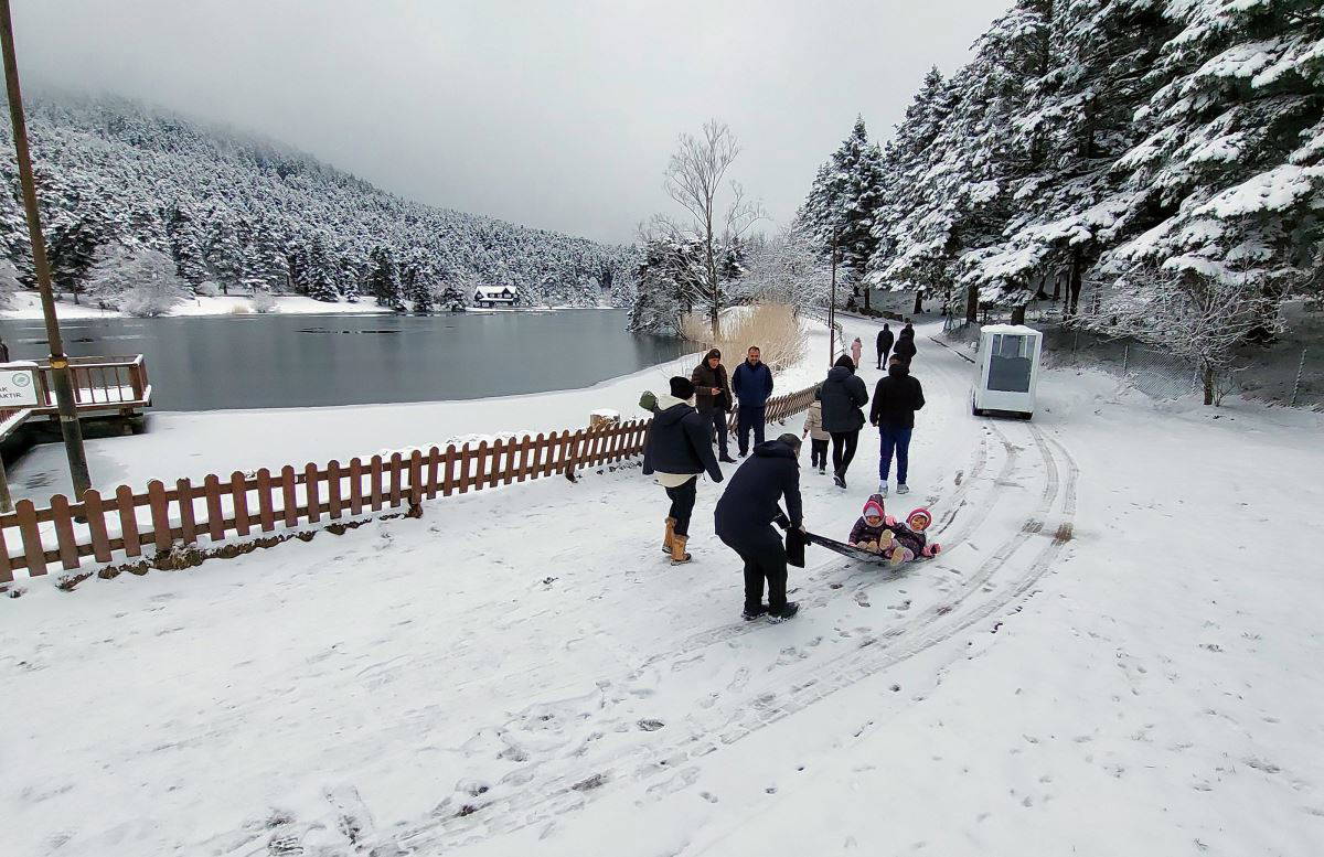 Bolu Gölcük Tabiat Parkı kar yağışına teslim oldu