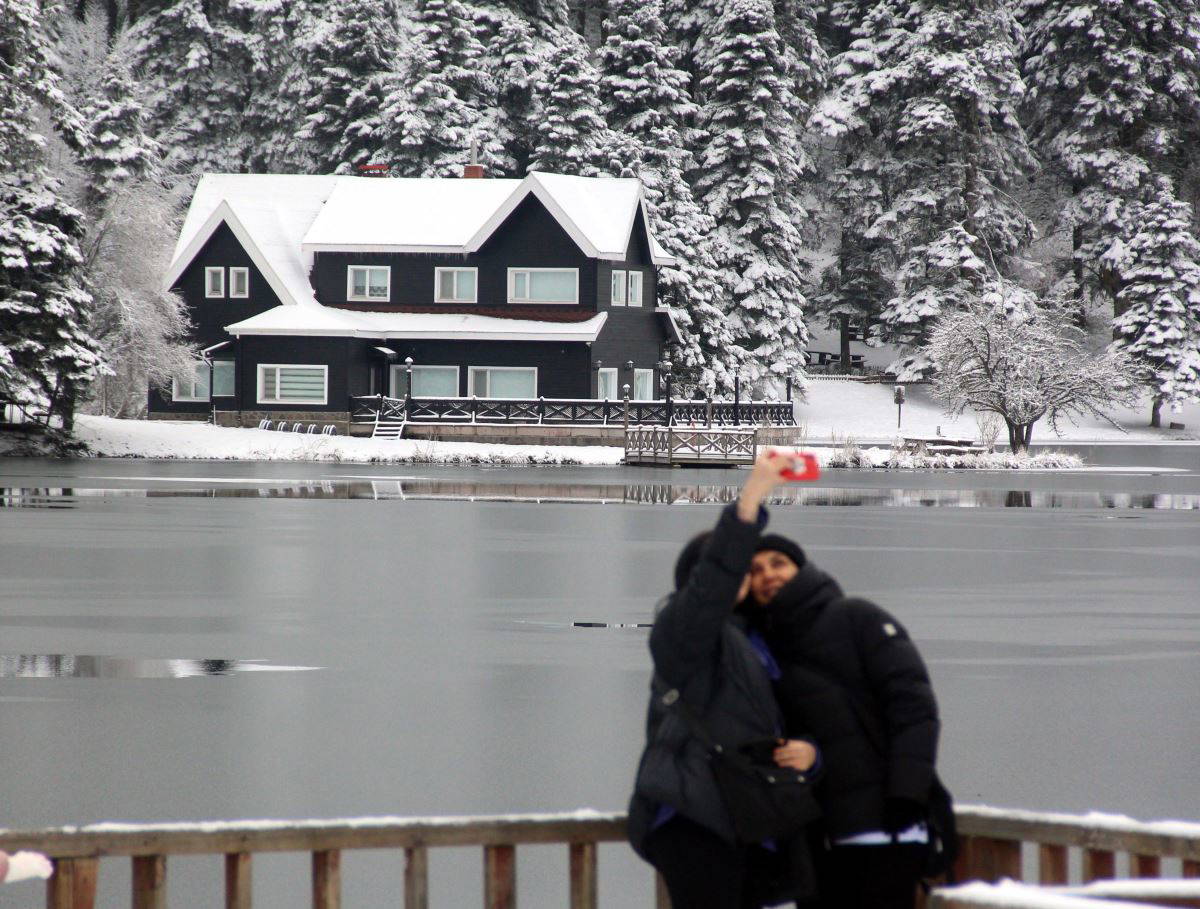 Bolu Gölcük Tabiat Parkı kar yağışına teslim oldu