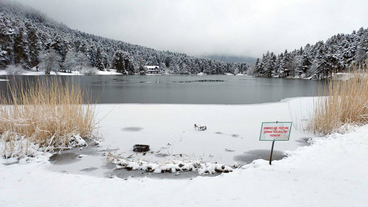 Bolu Gölcük Tabiat Parkı kar yağışına teslim oldu
