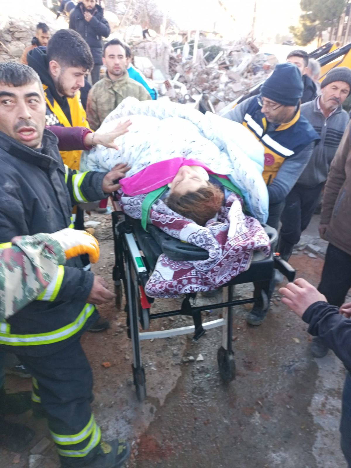 Depremden saatler sonra umut dolu kurtuluşlar