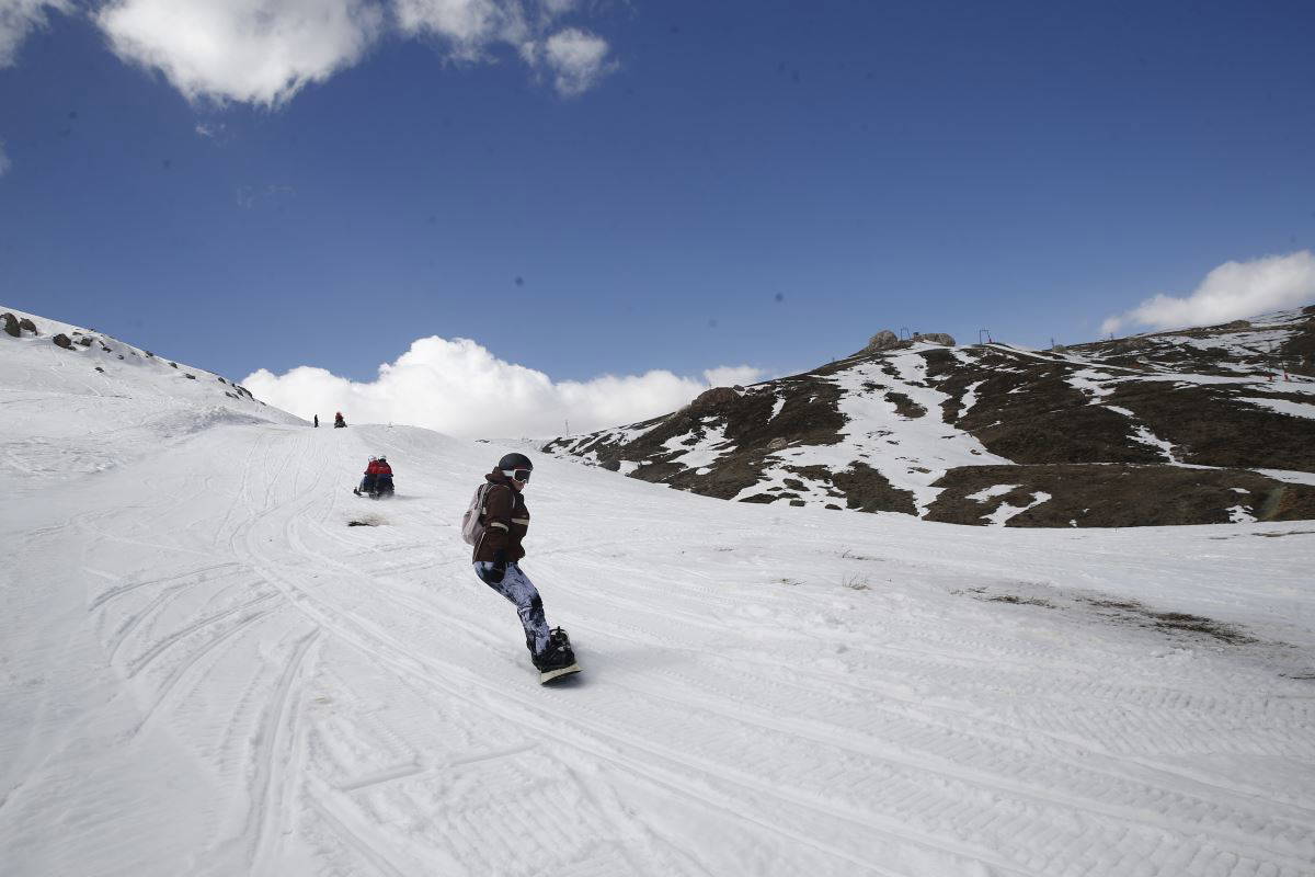 Antalya'da zirvede kış sporları yapılırken sahilde denize girenler oldu