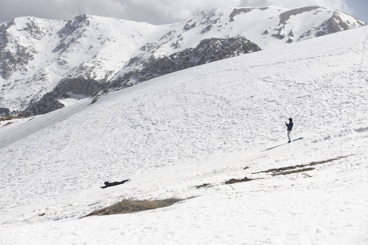 Antalya'da zirvede kış sporları yapılırken sahilde denize girenler oldu