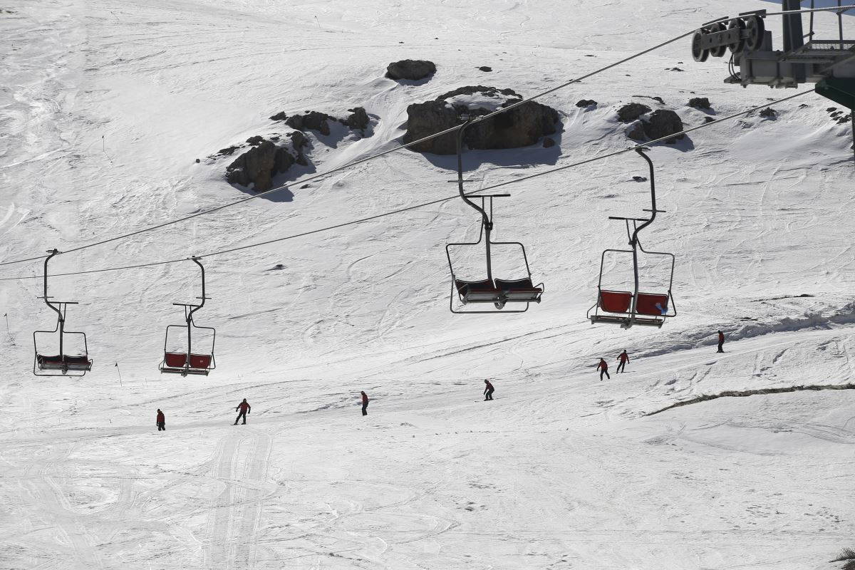 Antalya'da zirvede kış sporları yapılırken sahilde denize girenler oldu