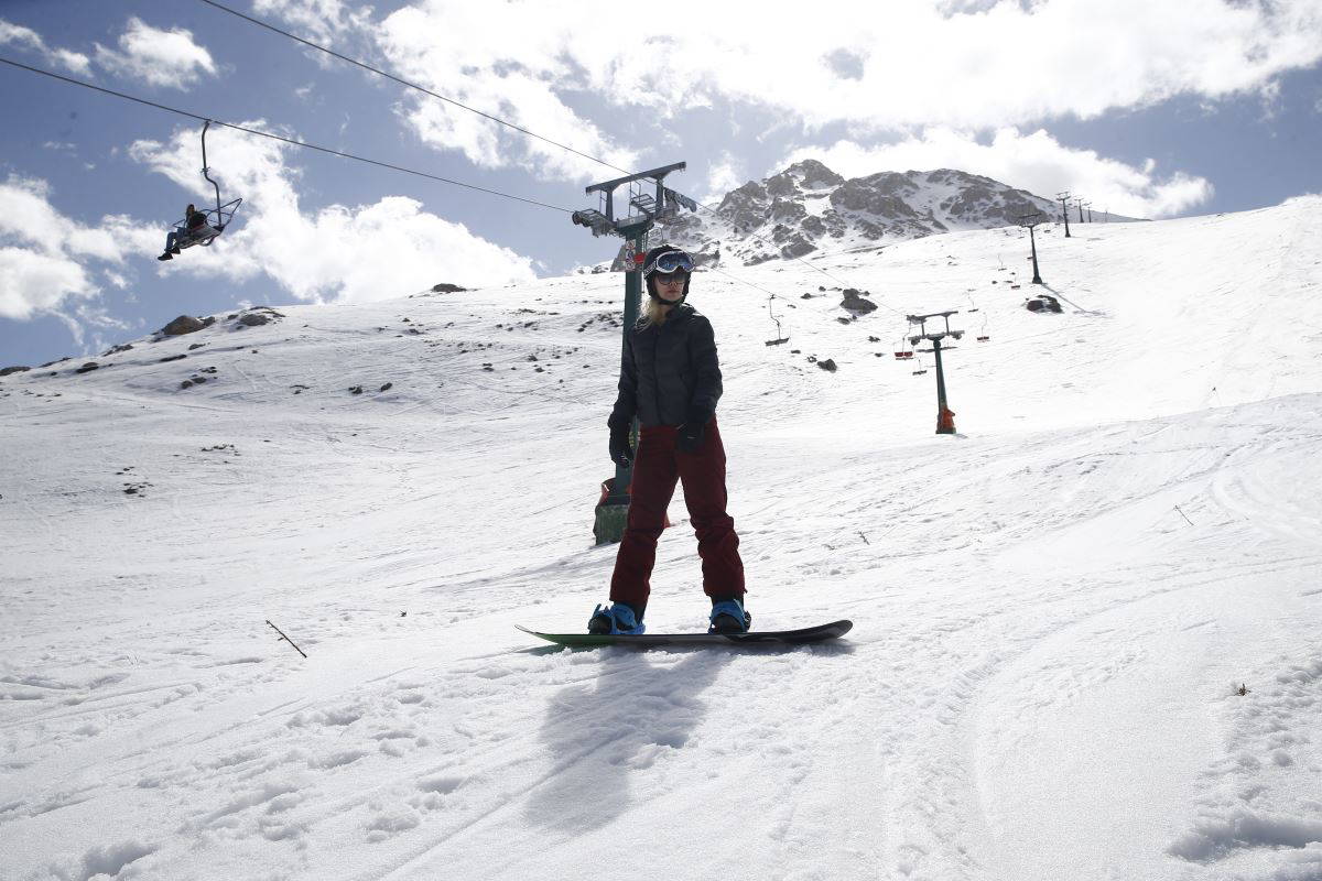Antalya'da zirvede kış sporları yapılırken sahilde denize girenler oldu