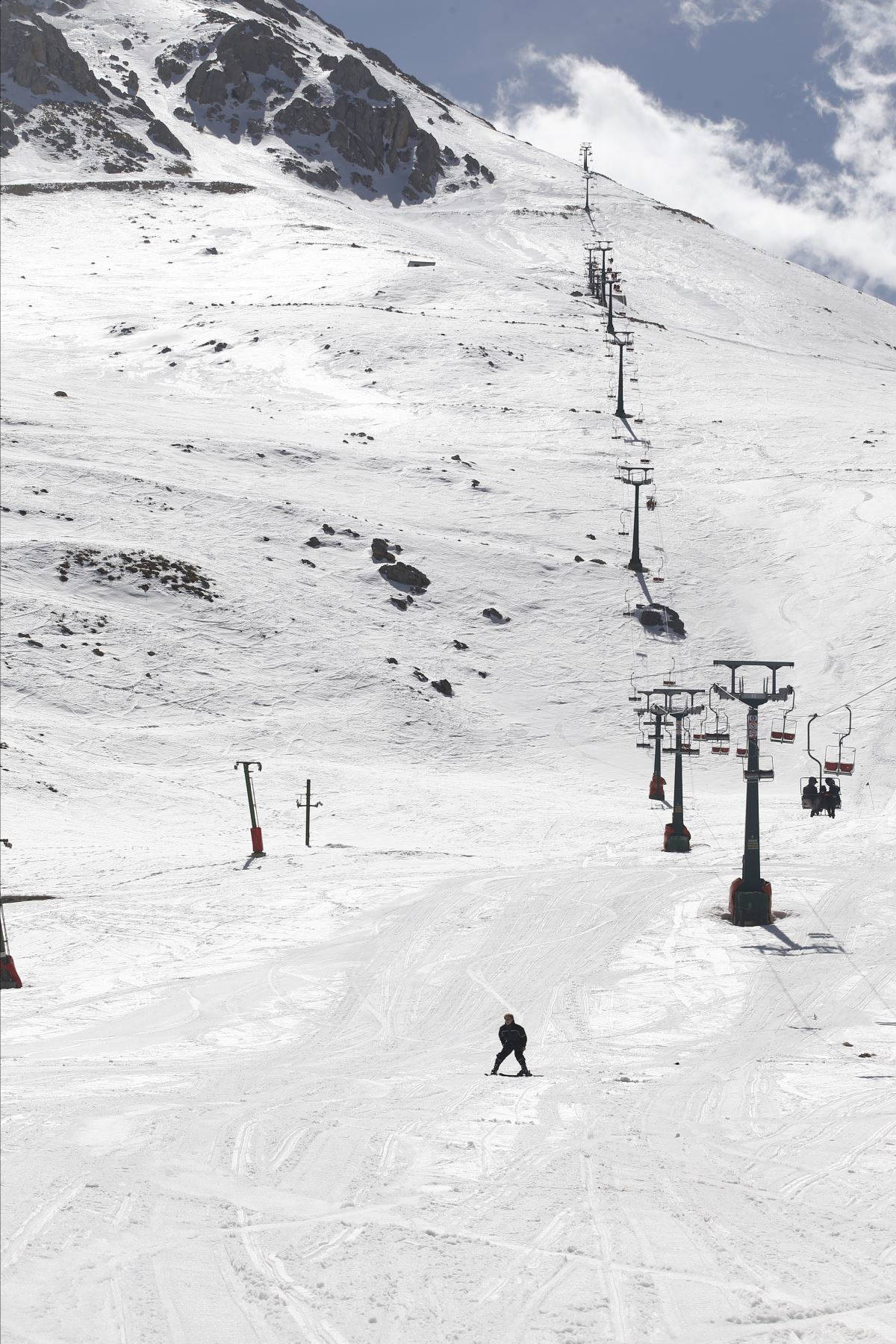 Antalya'da zirvede kış sporları yapılırken sahilde denize girenler oldu