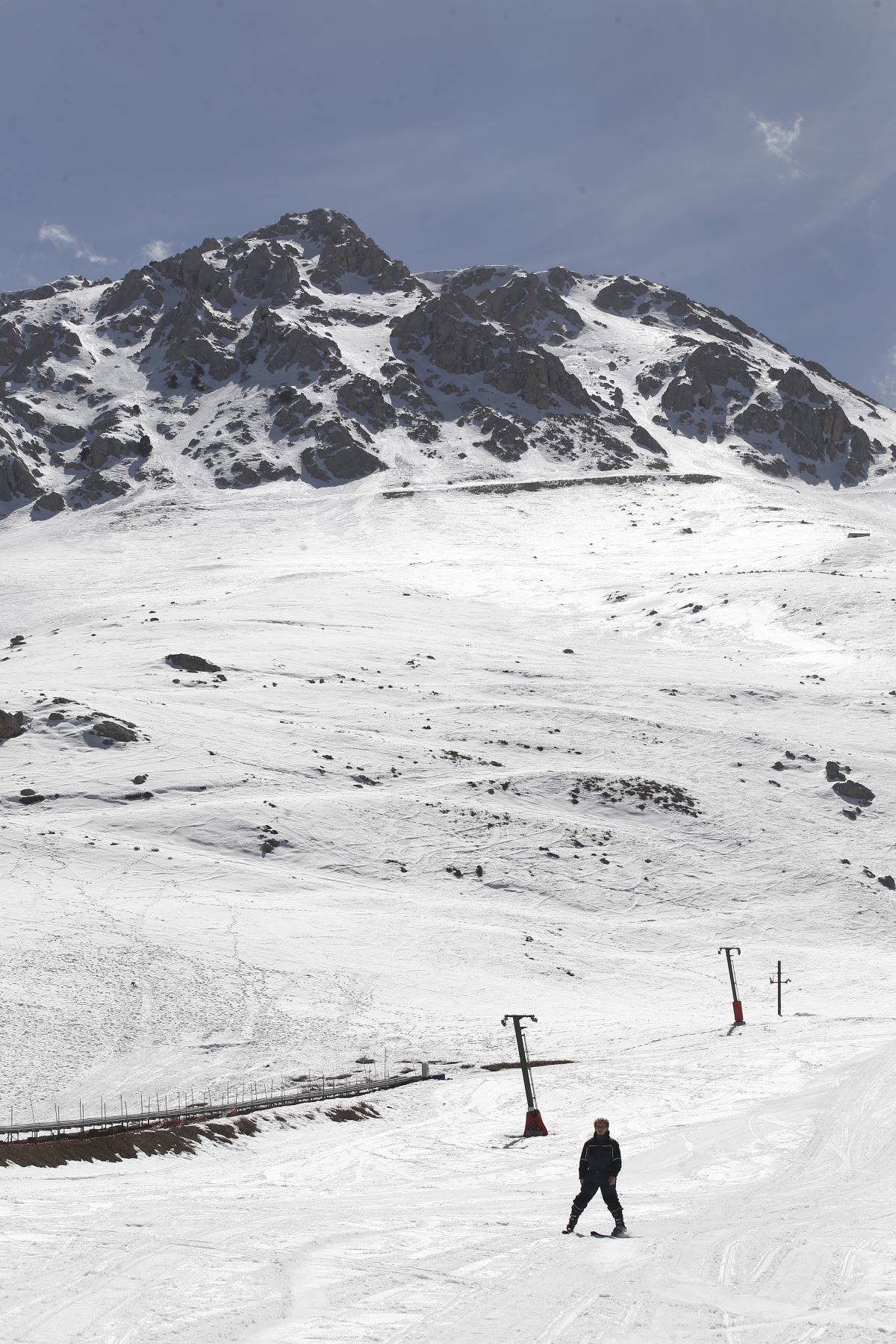 Antalya'da zirvede kış sporları yapılırken sahilde denize girenler oldu