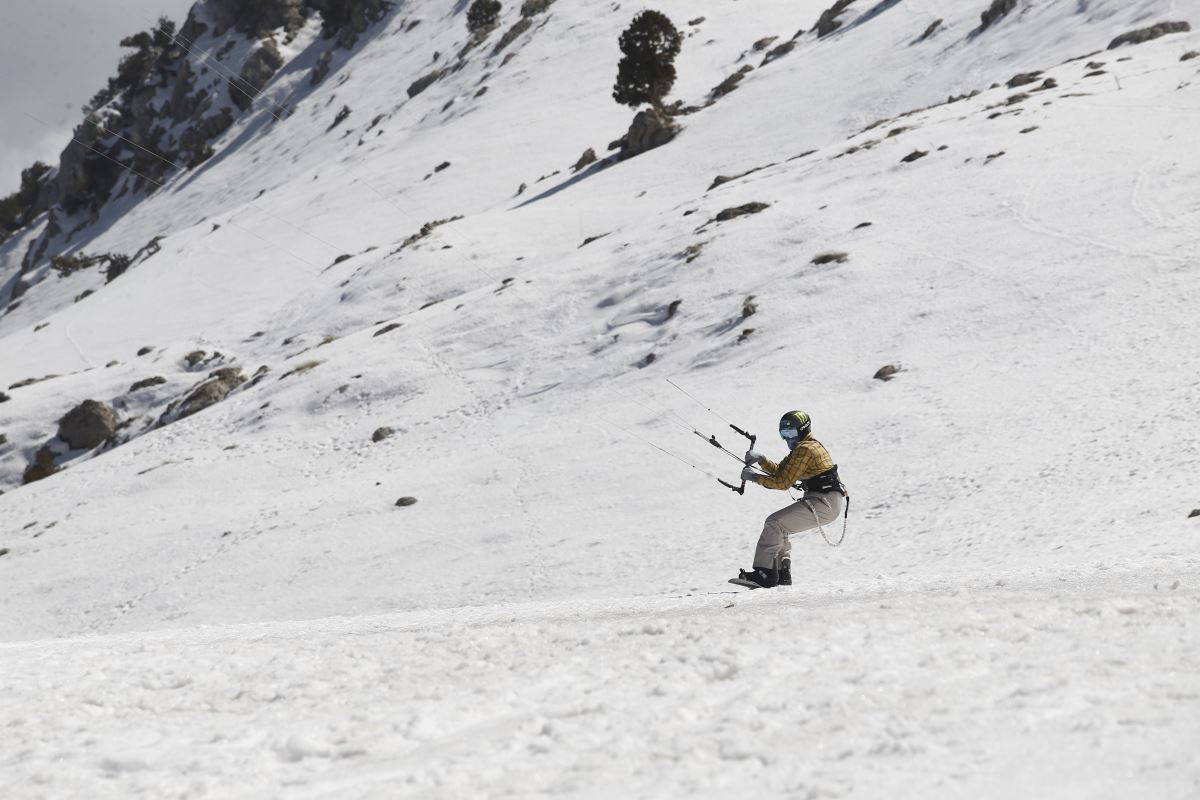 Antalya'da zirvede kış sporları yapılırken sahilde denize girenler oldu