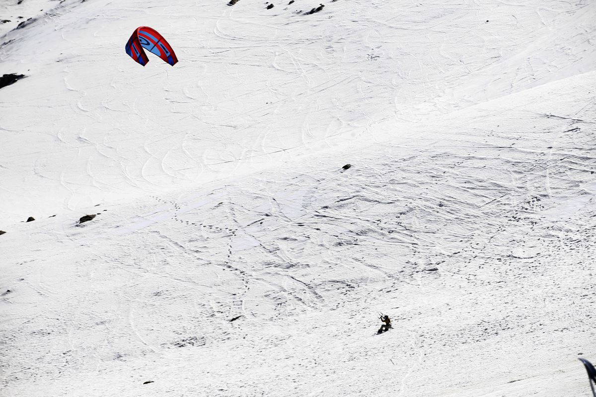 Antalya'da zirvede kış sporları yapılırken sahilde denize girenler oldu