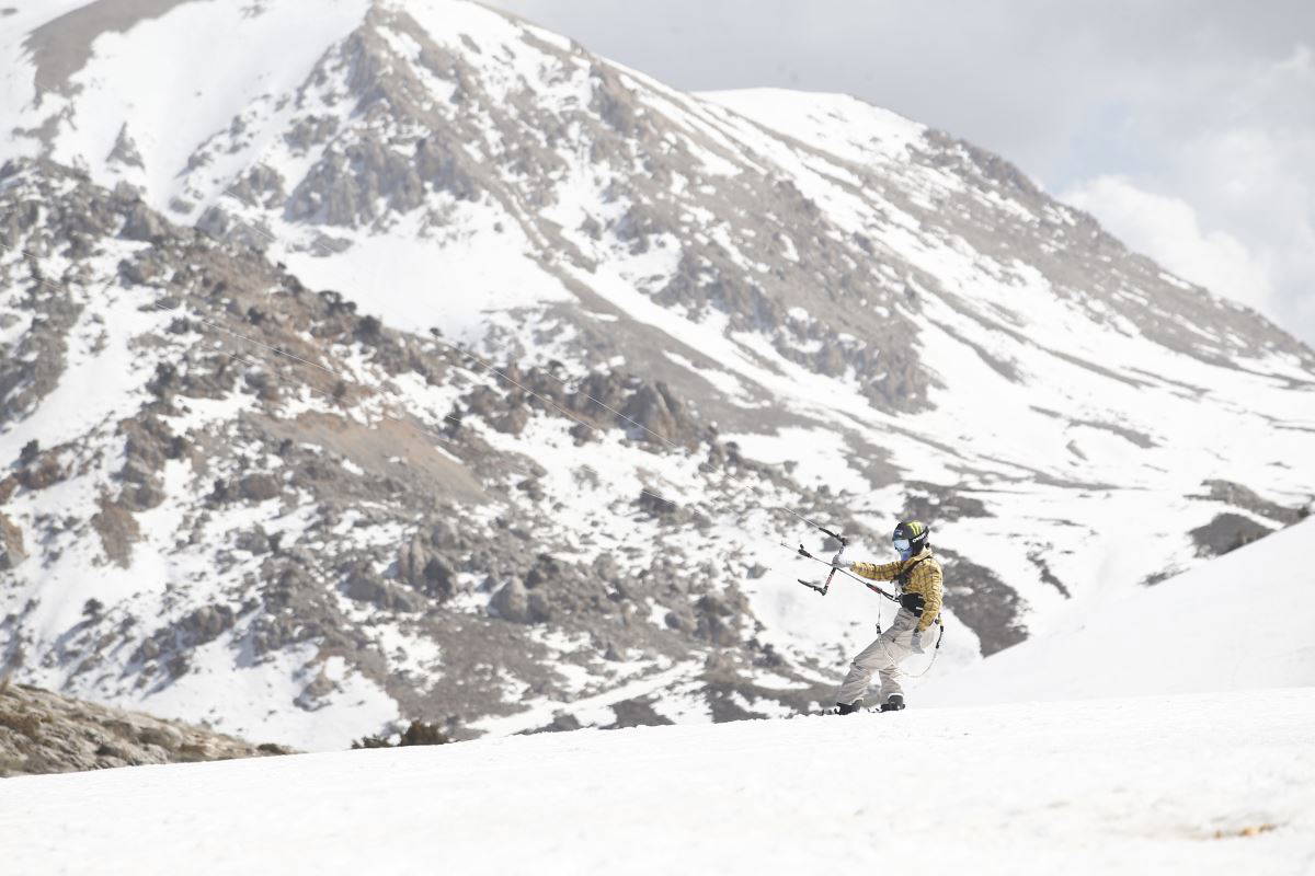 Antalya'da zirvede kış sporları yapılırken sahilde denize girenler oldu