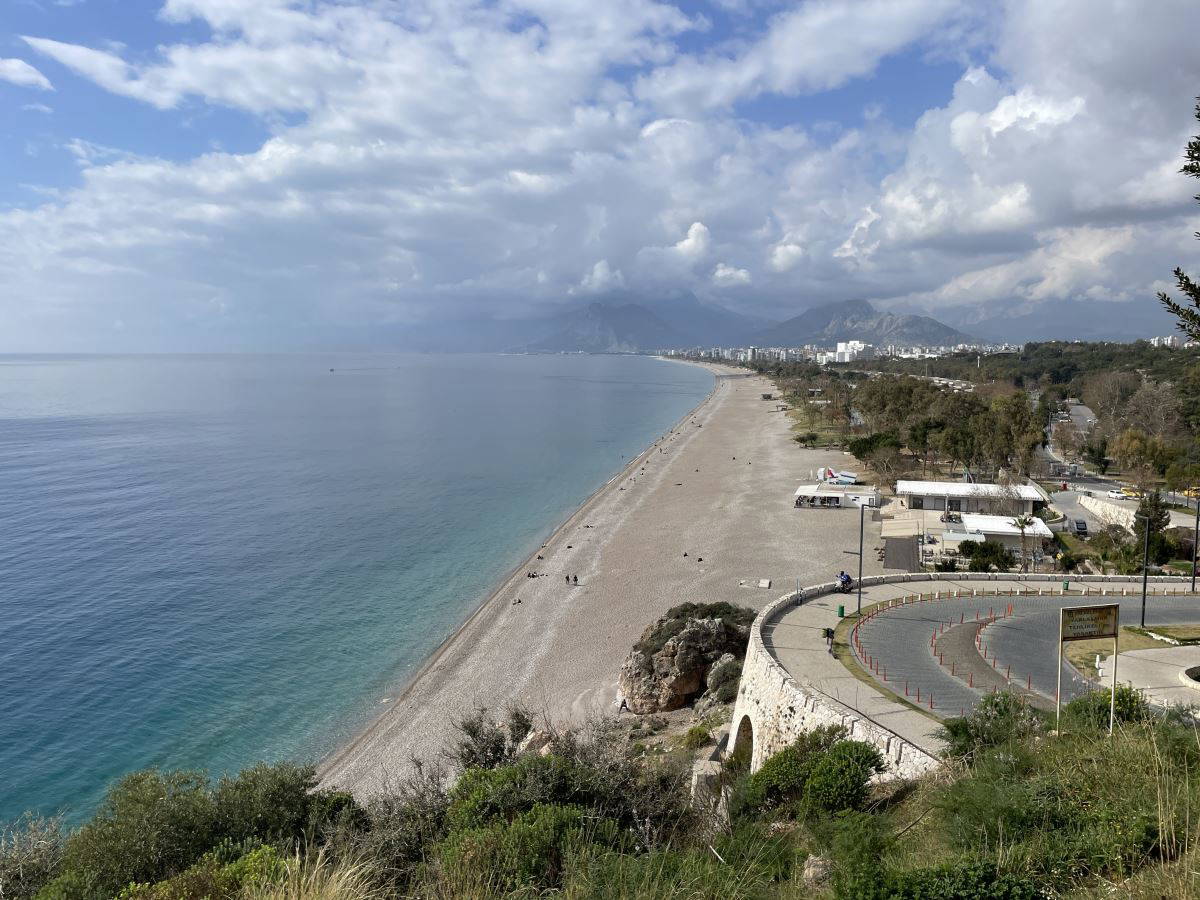 Antalya'da zirvede kış sporları yapılırken sahilde denize girenler oldu