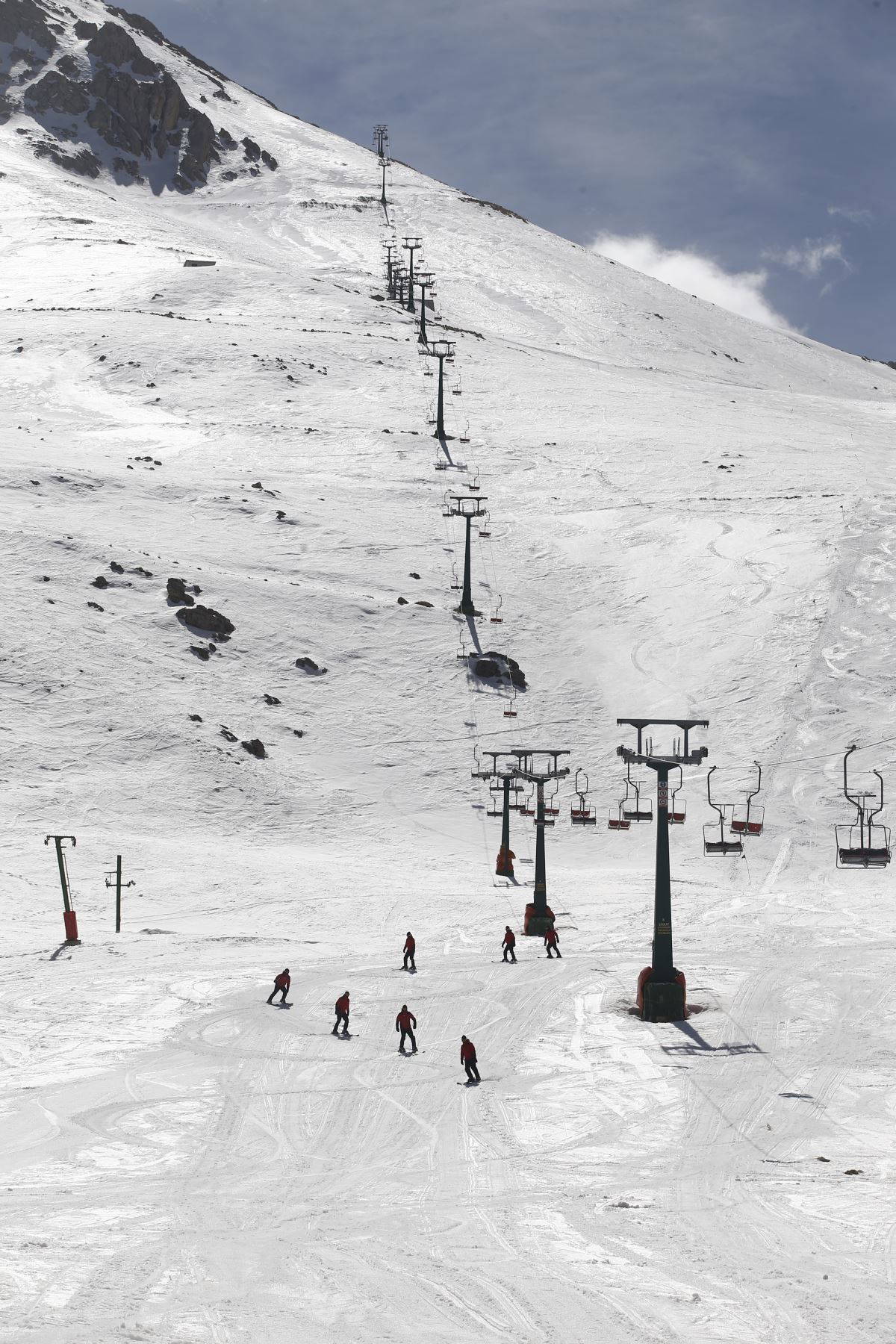 Antalya'da zirvede kış sporları yapılırken sahilde denize girenler oldu