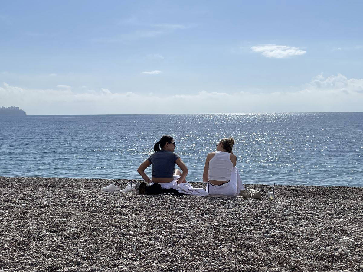 Antalya'da zirvede kış sporları yapılırken sahilde denize girenler oldu