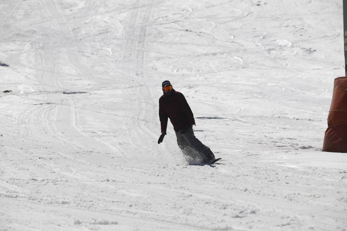 Antalya'da zirvede kış sporları yapılırken sahilde denize girenler oldu