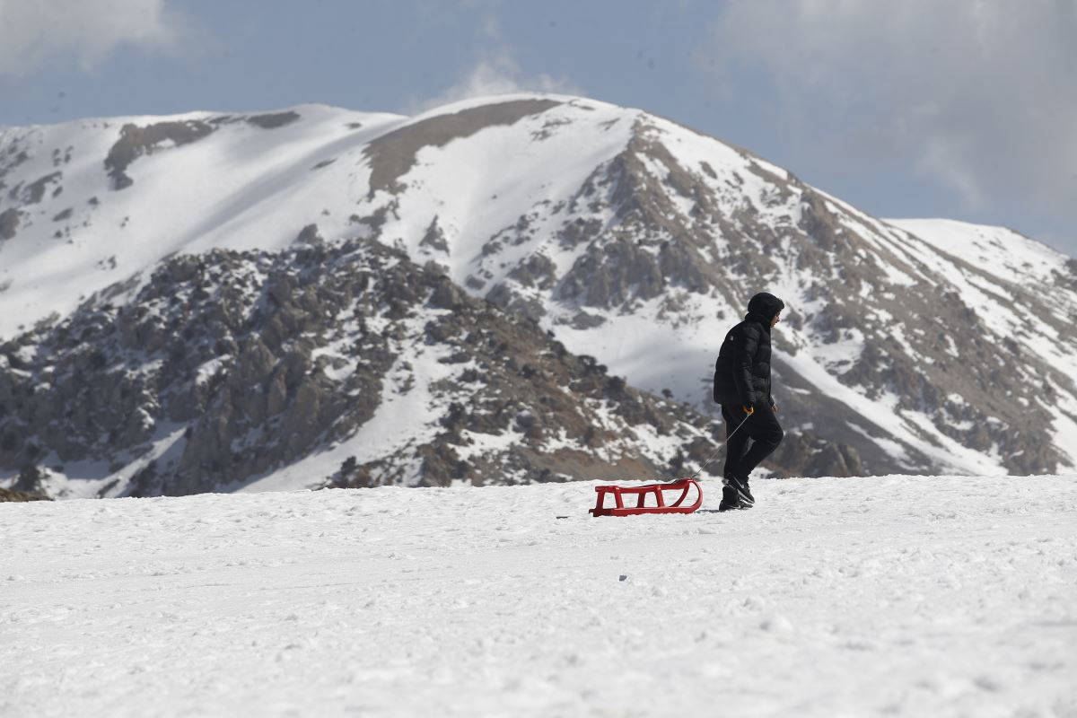 Antalya'da zirvede kış sporları yapılırken sahilde denize girenler oldu