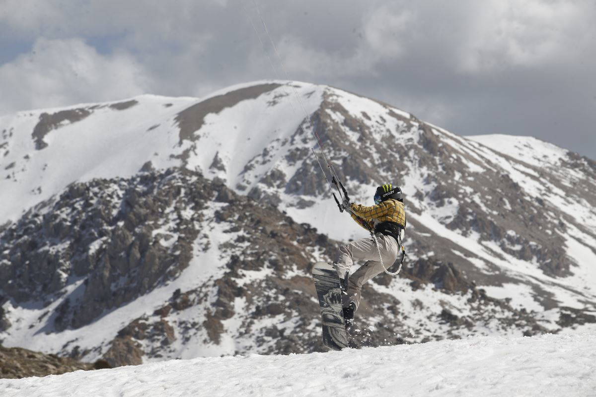 Antalya'da zirvede kış sporları yapılırken sahilde denize girenler oldu