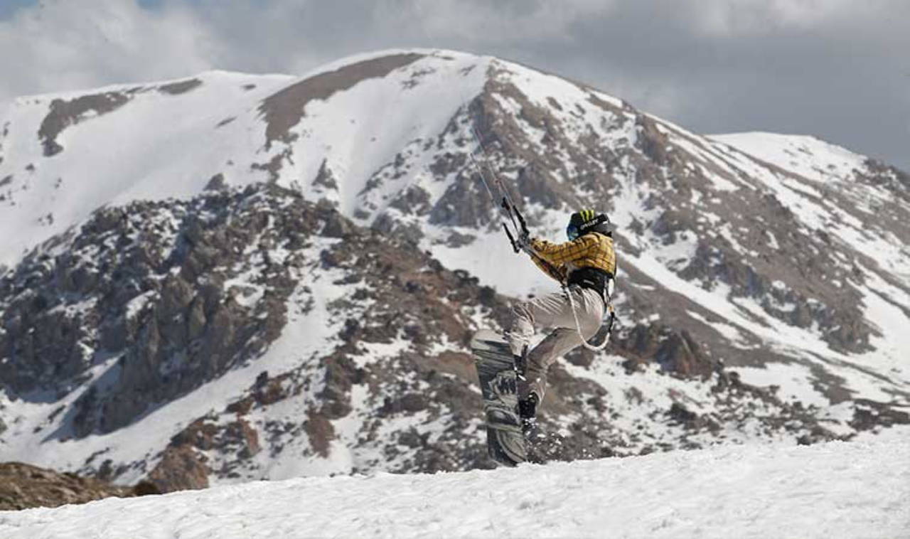 Antalya'da zirvede kış sporları yapılırken sahilde denize girenler oldu
