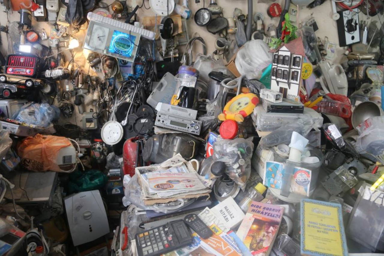 Dükkanında adım atacak yer kalmadı: 50 yıldır tamir için bırakılan ve unutulan eşyaları biriktiriyor