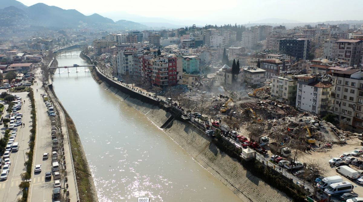 Korkutan depremin yıkım dolu görüntüleri