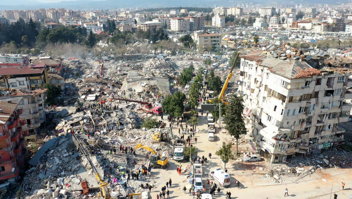 Korkutan depremin yıkım dolu görüntüleri