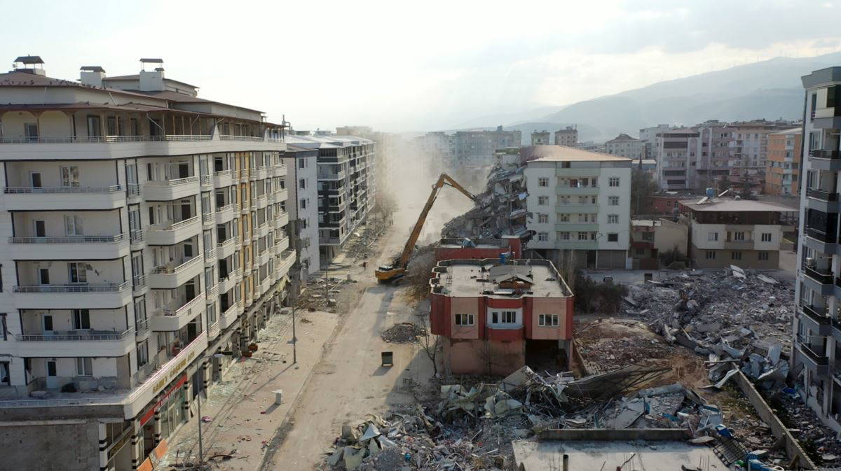 Korkutan depremin yıkım dolu görüntüleri