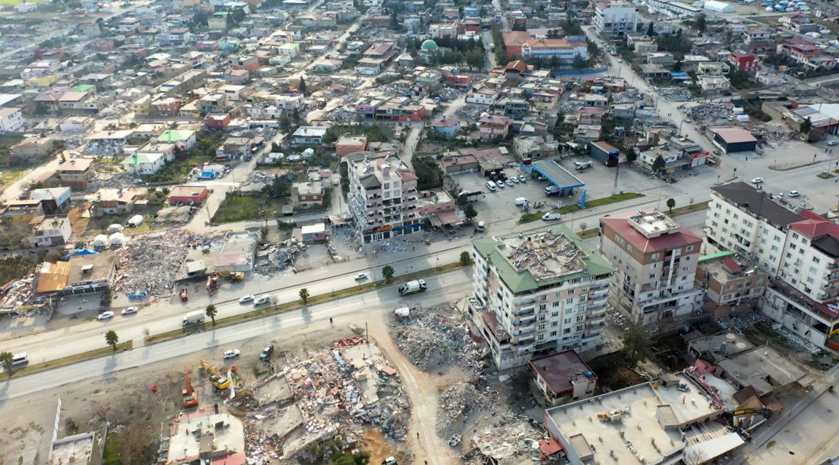 Korkutan depremin yıkım dolu görüntüleri