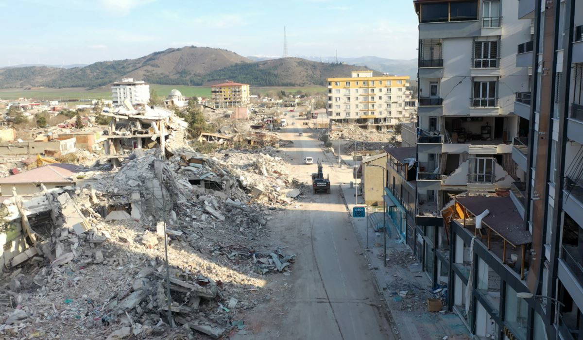 Korkutan depremin yıkım dolu görüntüleri