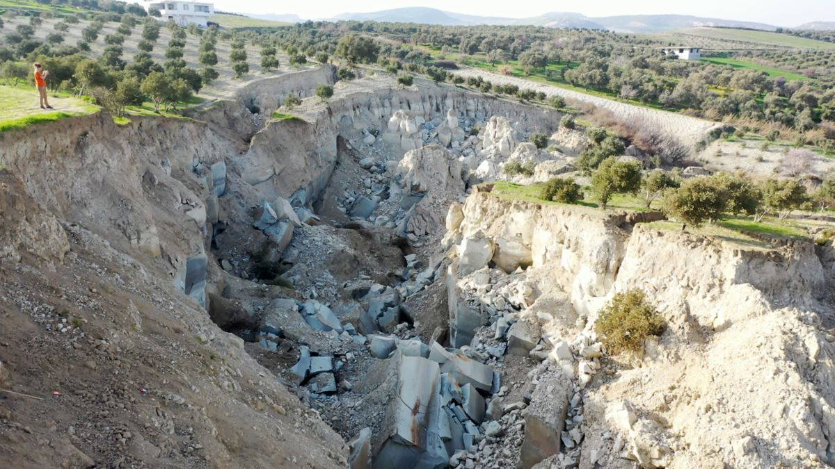 Korkutan depremin yıkım dolu görüntüleri