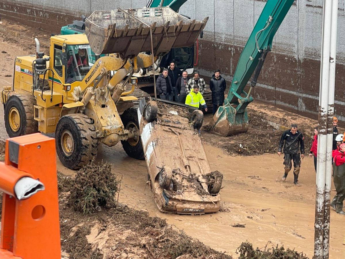 Sular altında kalan Şanlıurfa'da çamur temizleniyor