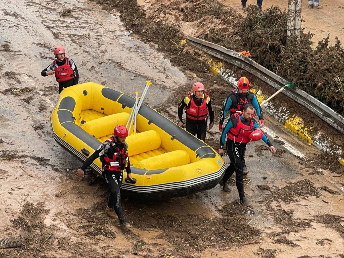 Sular altında kalan Şanlıurfa'da çamur temizleniyor