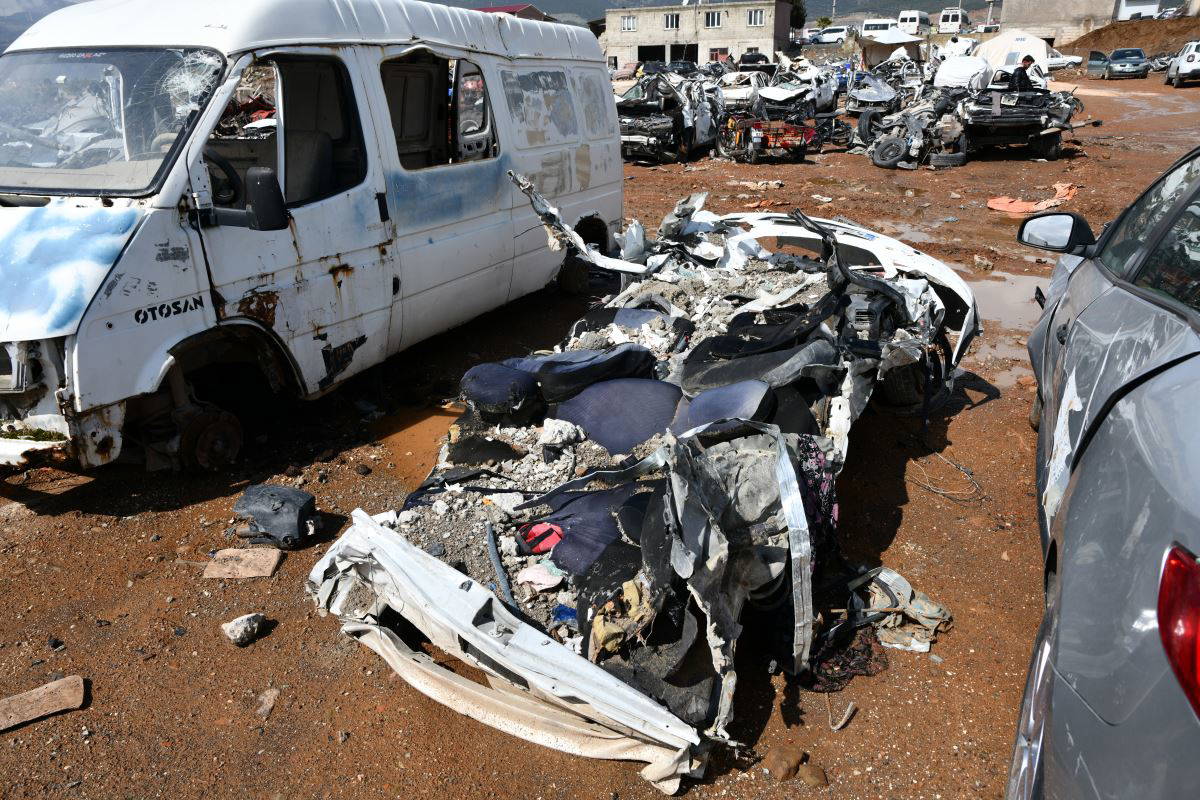 Gaziantep'te enkazdan çıkarılan hasarlı araçlar sahiplerini bekliyor