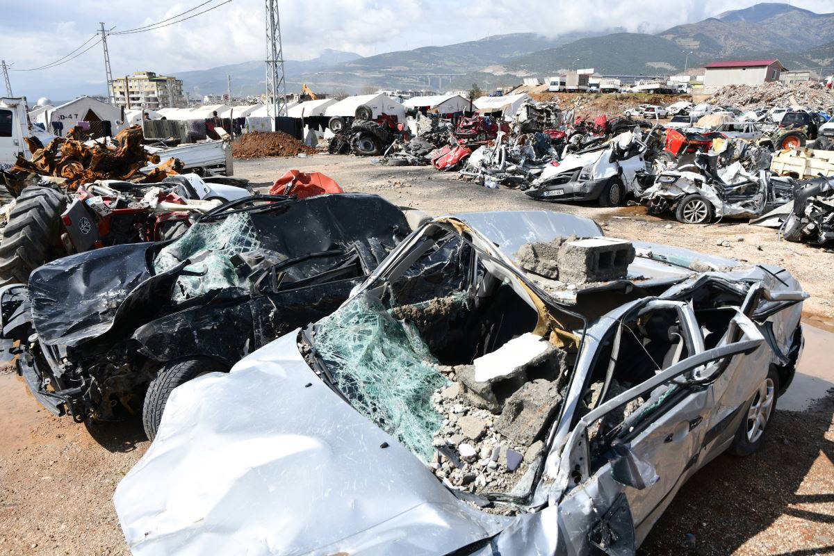 Gaziantep'te enkazdan çıkarılan hasarlı araçlar sahiplerini bekliyor