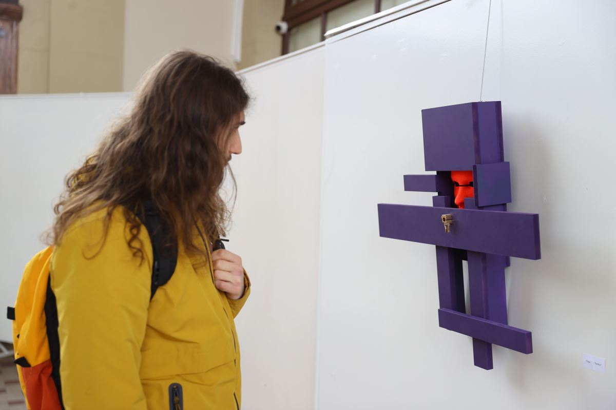 Edirne'de atık ahşap malzemeler kullanılarak hazırlanan heykeller sergilendi