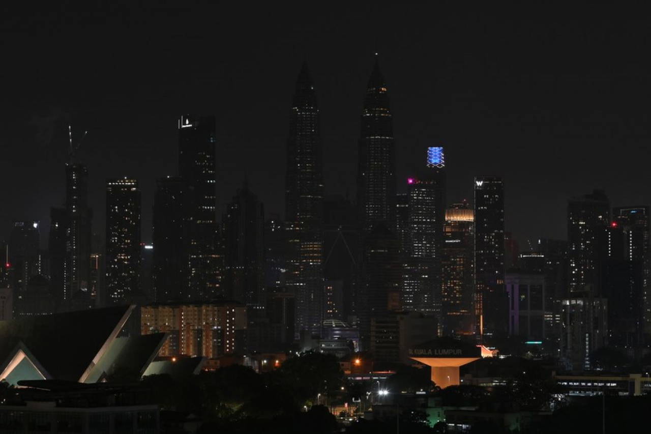 Dünyadaki simgesel yapılar 'Dünya Saati' etkinliği kapsamında karanlığa gömüldü