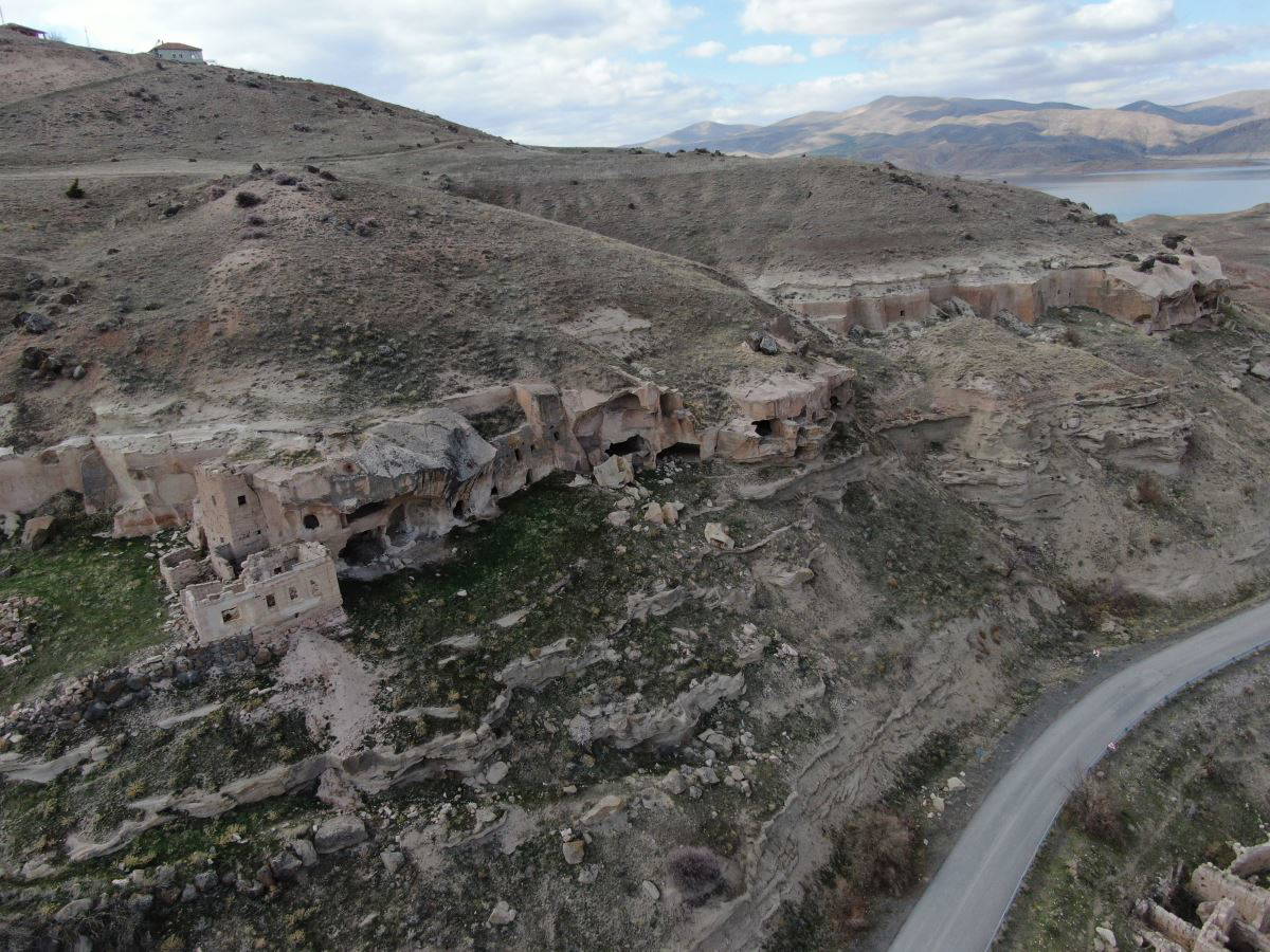 Baraj kıyısındaki köy, sular çekilince ortaya çıktı